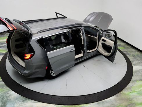 Used 2022 Chrysler Pacifica Touring-L FWD image 37