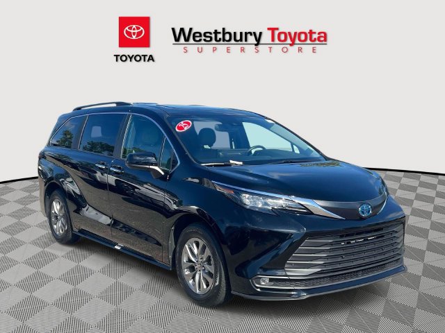 Certified 2025 Toyota Sienna XLE FWD image 1