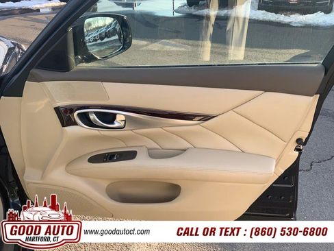 Used 2017 INFINITI Q70 5.6 image 11