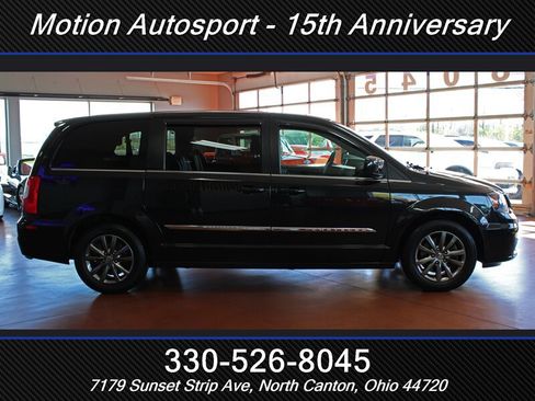 Used 2015 Chrysler Town & Country S w/ Driver Convenience Group FWD image 12