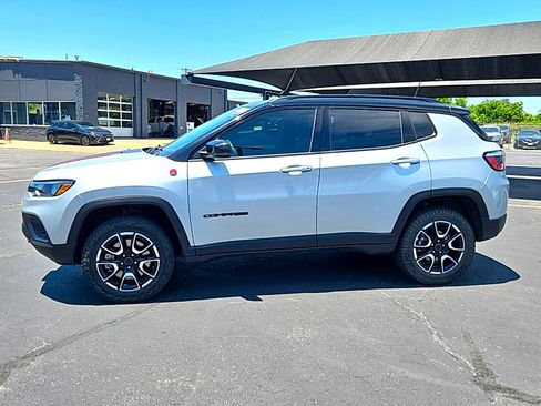 Used 2025 Jeep Compass Trailhawk AWD/4WD image 4