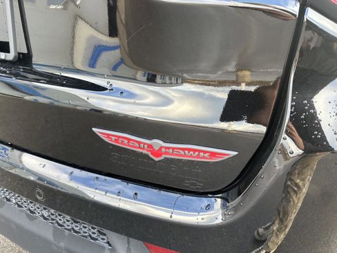 Used 2025 Jeep Compass Trailhawk image 6