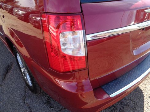 Used 2016 Chrysler Town & Country Touring-L image 11