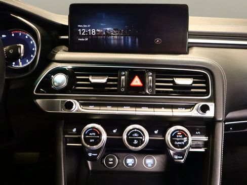 Used 2023 Genesis G70 2.0T image 23