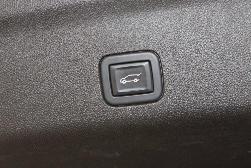 Used 2021 Chevrolet Tahoe Premier w/ Premium Package AWD/4WD image 16