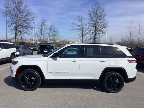 Used 2023 Jeep Grand Cherokee Altitude AWD/4WD image 3