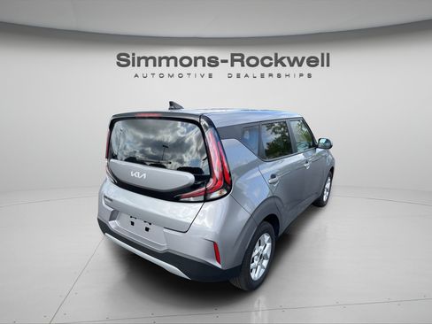 Used 2025 Kia Soul LX w/ LX Technology Package FWD image 5