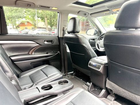 Used 2019 Toyota Highlander XLE AWD/4WD image 14