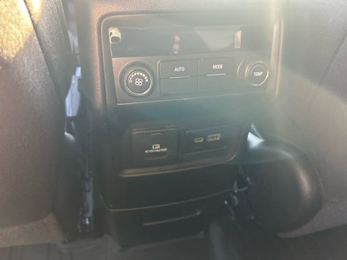 Used 2023 GMC Acadia SLE w/ Driver Convenience Package image 12