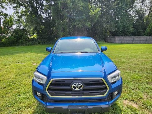 Used 2016 Toyota Tacoma SR5 w/ SR5 Appearance Package (SN) AWD/4WD image 2