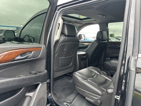 Used 2018 Cadillac Escalade ESV Luxury AWD/4WD image 19