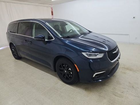 Used 2023 Chrysler Pacifica Touring-L FWD image 16