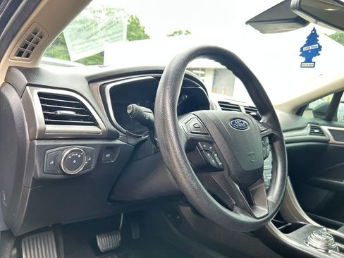 Used 2019 Ford Fusion SE FWD image 7