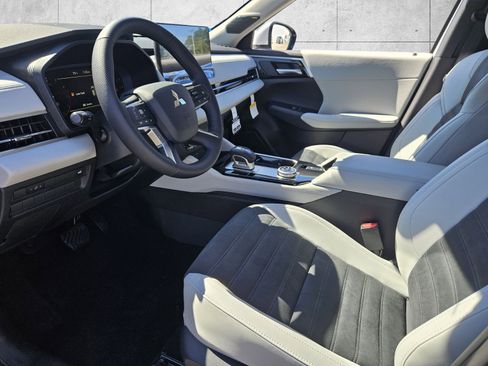 New 2025 Mitsubishi Outlander AWD image 6