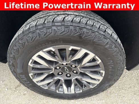 Used 2025 Chevrolet Suburban Z71 image 12