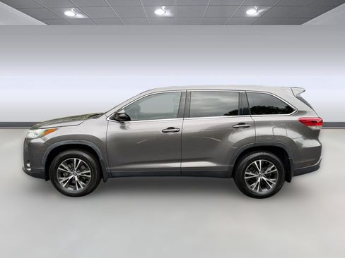 Used 2019 Toyota Highlander LE AWD/4WD image 2