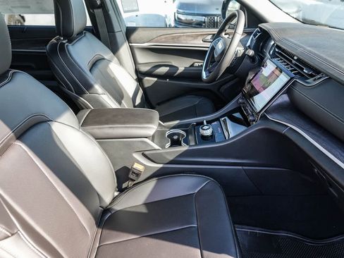 New 2025 Jeep Grand Cherokee L Limited w/ Luxury Tech Group II image 15