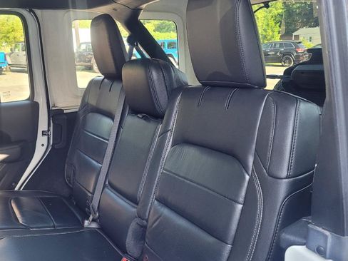Used 2018 Jeep Wrangler Unlimited Sahara AWD/4WD image 34