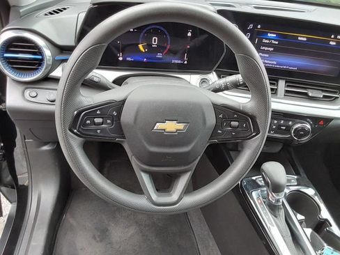 Used 2025 Chevrolet Trax LT FWD image 16