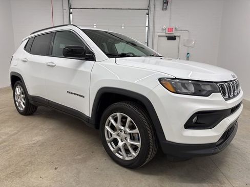 Used 2023 Jeep Compass Latitude AWD/4WD image 3