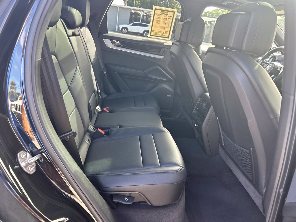 Used 2025 Porsche Cayenne AWD/4WD image 28