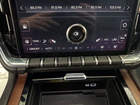 Used 2025 GMC Yukon XL Denali image 15