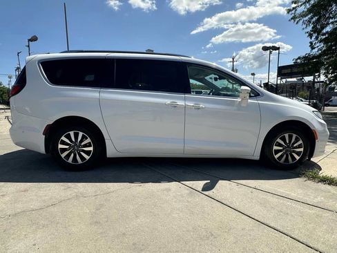 Used 2021 Chrysler Pacifica Touring-L FWD image 4