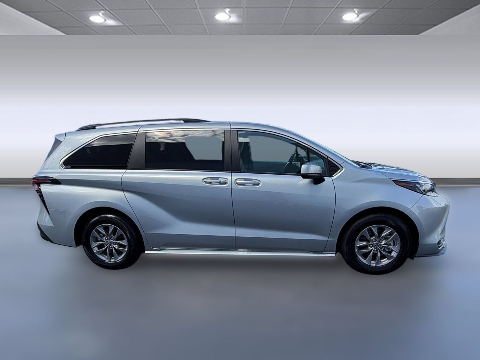 Used 2025 Toyota Sienna XLE FWD image 8