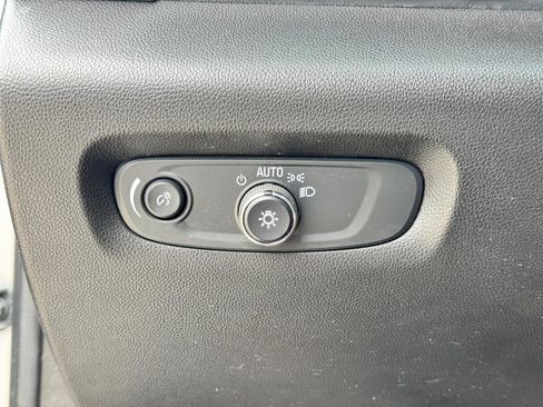 Used 2021 Chevrolet Traverse LS FWD image 27