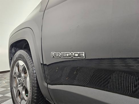 Used 2018 Jeep Renegade Latitude image 41