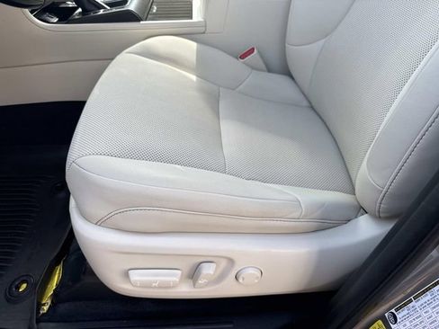Used 2023 Lexus GX 460 Premium w/ Accessory Package AWD/4WD image 22