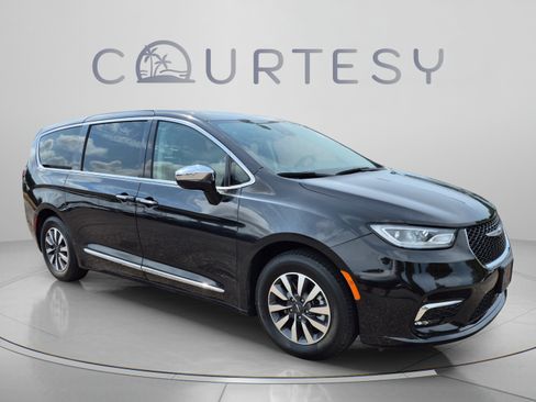 Used 2023 Chrysler Pacifica Limited FWD image 9