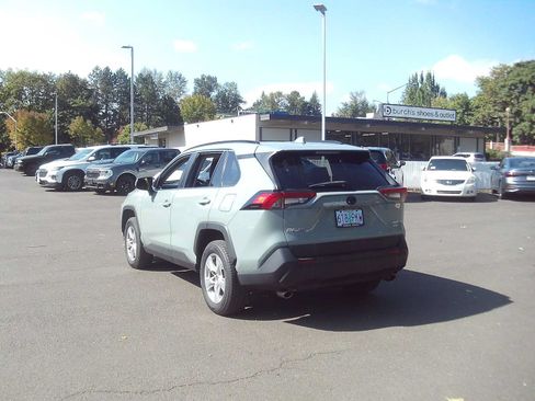 Used 2021 Toyota RAV4 XLE AWD/4WD image 3
