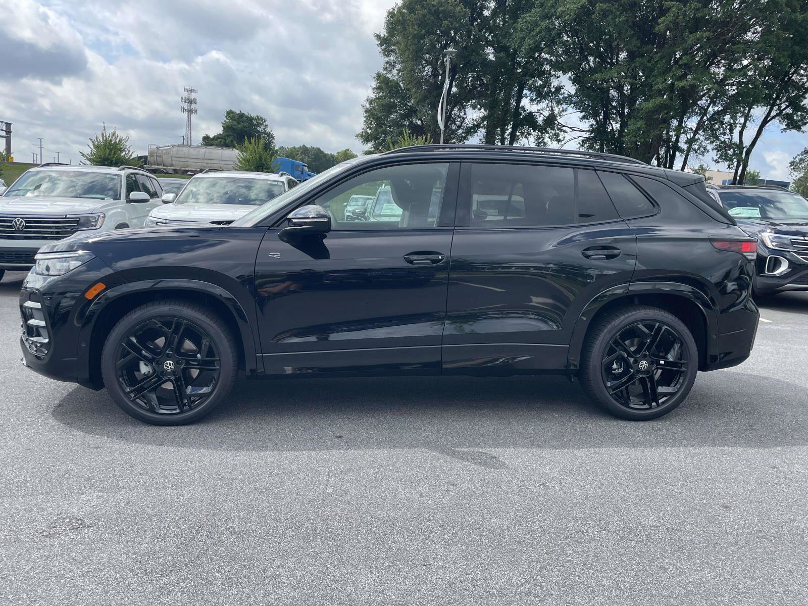 New 2026 Volkswagen Tiguan SE R-Line FWD image 4