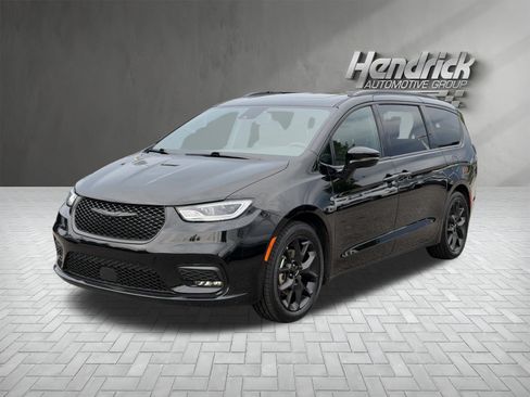 Used 2025 Chrysler Pacifica Limited FWD image 5