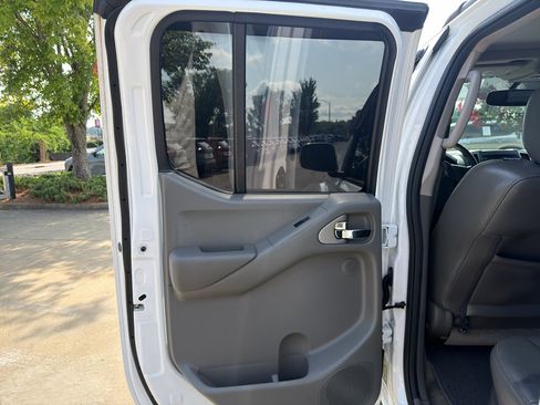 Used 2011 Nissan Frontier SL w/ Moonroof Pkg RWD image 12
