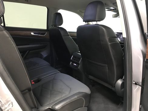 Used 2025 Volkswagen Atlas SE FWD image 13