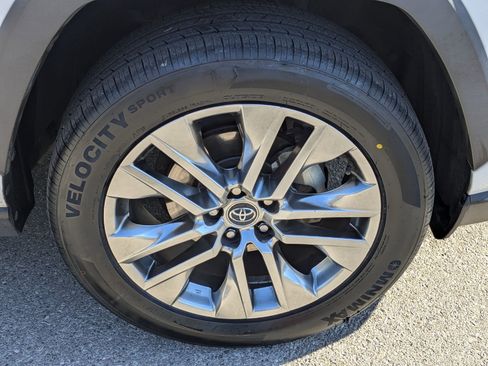 Used 2020 Toyota RAV4 XLE Premium image 12