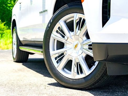 Used 2024 Chevrolet Suburban High Country RWD image 3