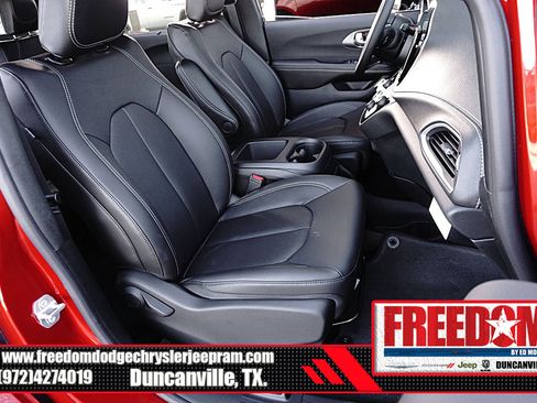 New 2026 Chrysler Pacifica Select image 16