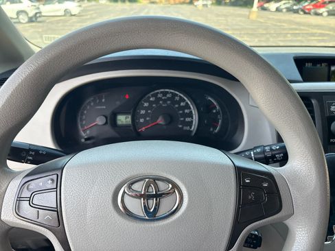 Used 2012 Toyota Sienna LE w/ Towing Pkg FWD image 8