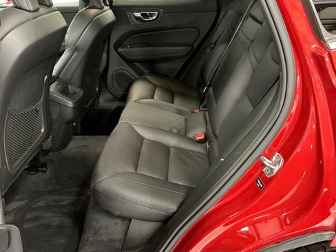 Used 2020 Volvo XC60 T5 Momentum w/ Protection Package Premier image 24