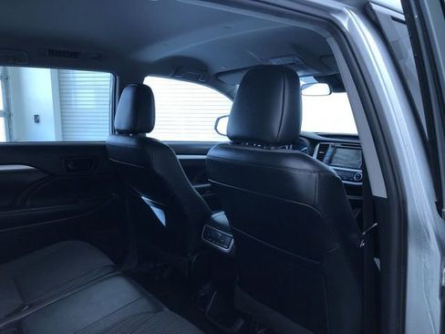 Used 2019 Toyota Highlander Plus w/ Phone Cable & Charge Package image 24