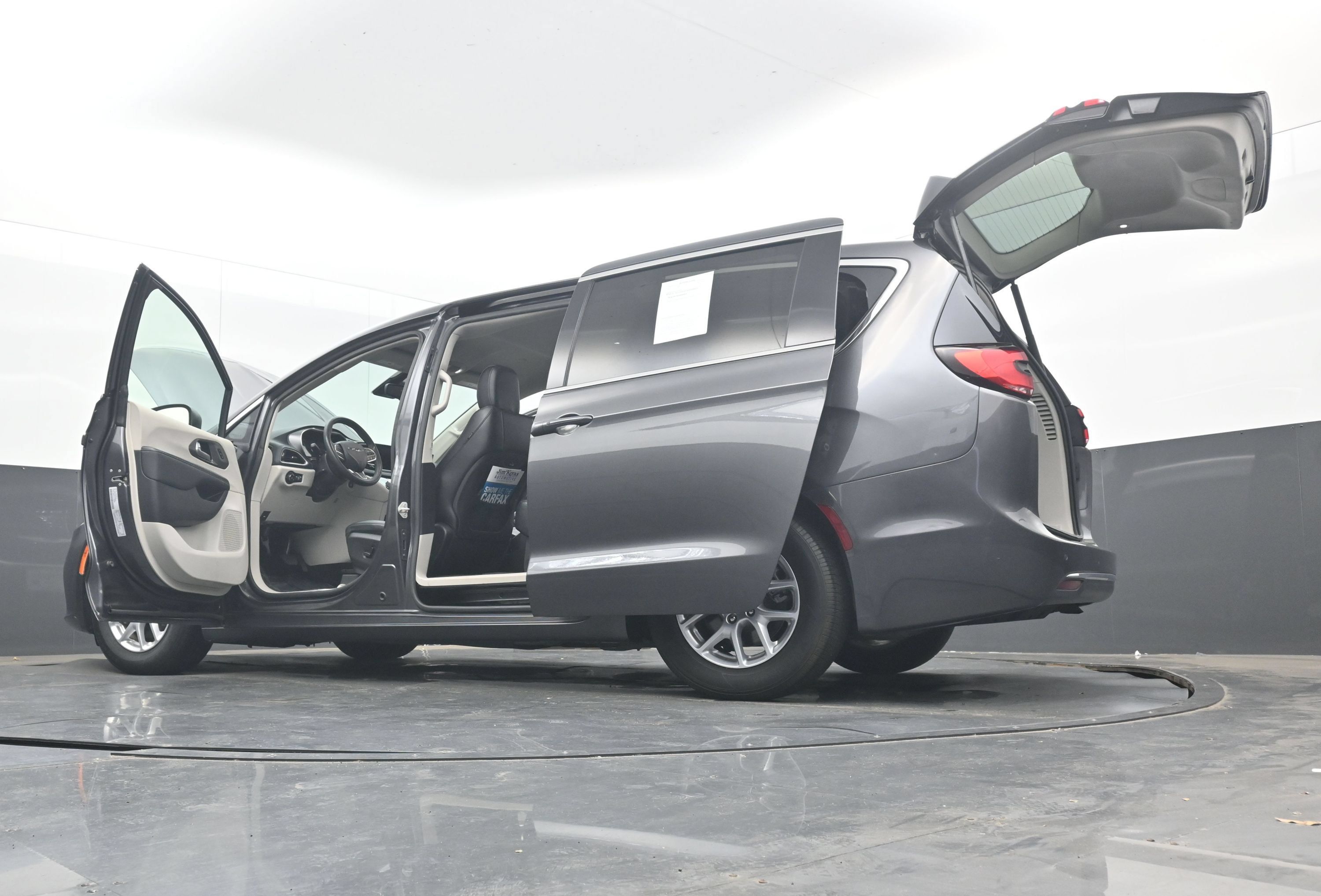 Used 2023 Chrysler Pacifica Touring-L FWD image 44