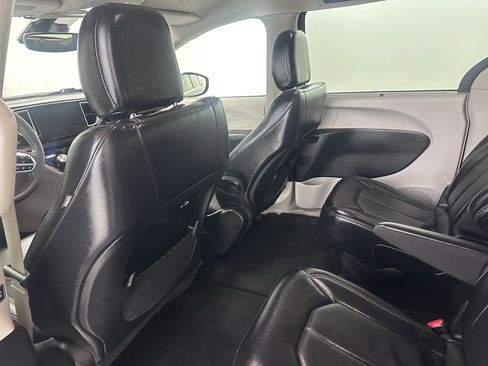 Used 2022 Chrysler Pacifica Touring-L image 24