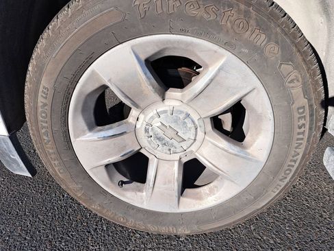 Used 2017 Chevrolet Suburban LT w/ LT Signature Package image 3