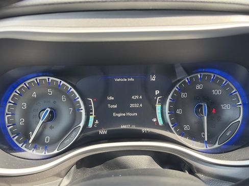 Used 2024 Chrysler Pacifica Touring-L FWD image 8