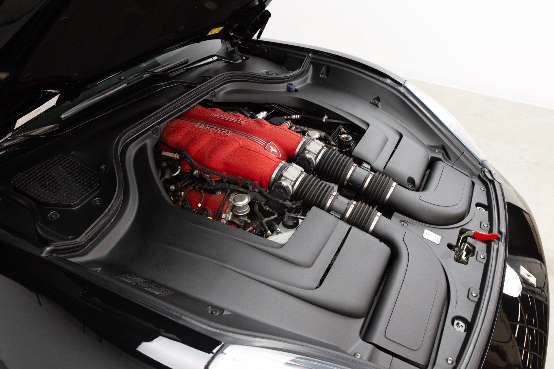 Used 2010 Ferrari California RWD image 91