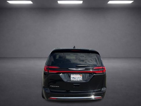 Used 2024 Chrysler Pacifica Touring FWD image 8
