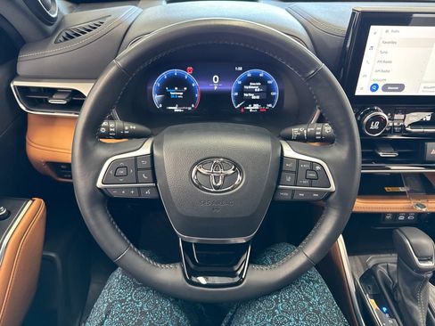Used 2023 Toyota Highlander Platinum AWD/4WD image 19